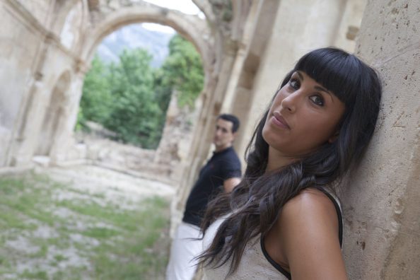 Pareja en el Claustro preboda en el monasterio de Rioseco