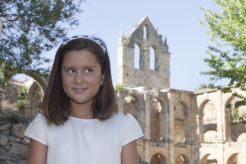 Niña en claustro