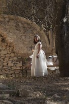 Niña en las ruinas